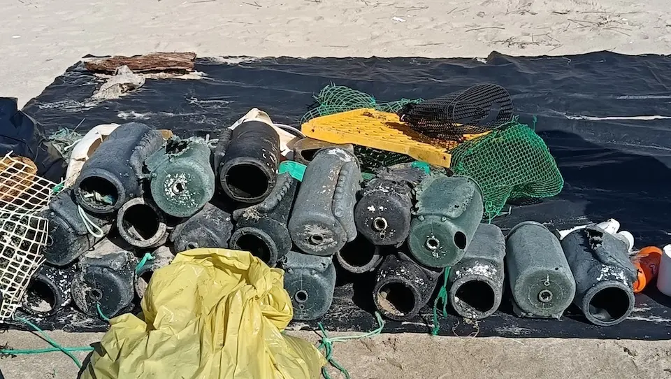 Nasas de plastico recollidas en Estorde por Mar de Fabula