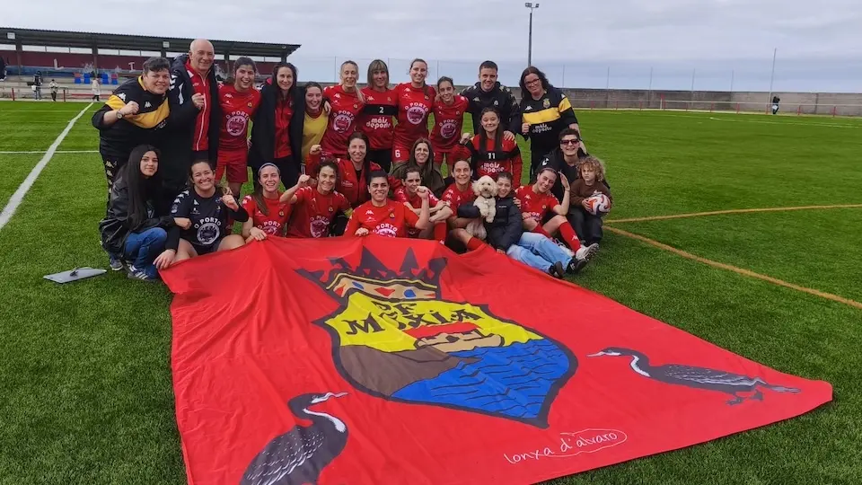 Muxia CF feminino coa bandeira Corvina