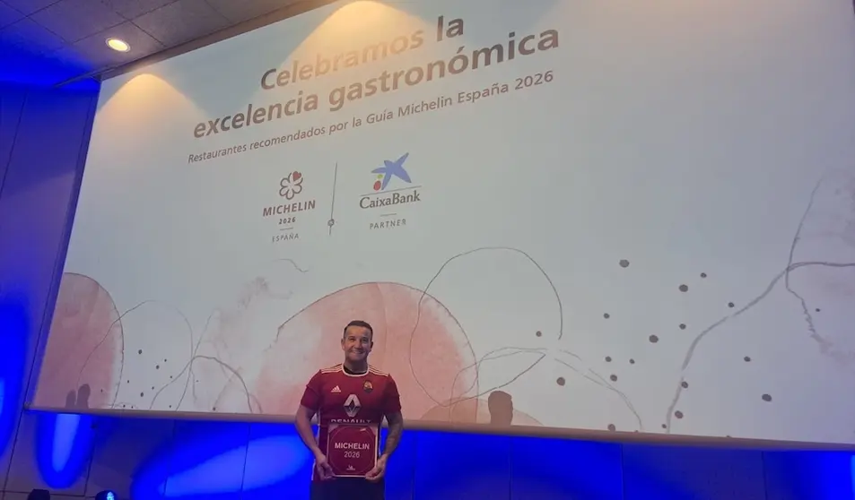 Alvaro do Coral da Lonxa Dalvaro recibindo a placa de Recomendado da Estrella Michelin 2026