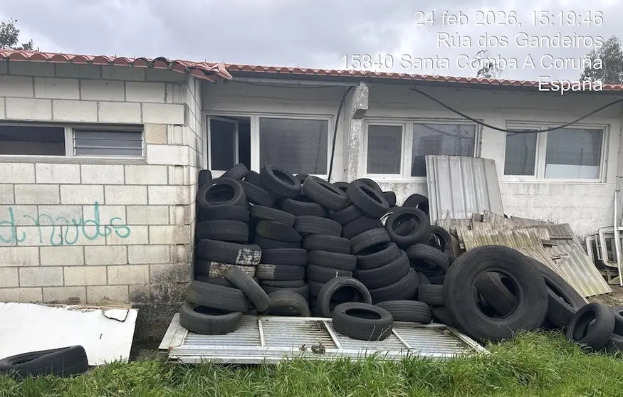 vertido de neumaticos en Santa Comba