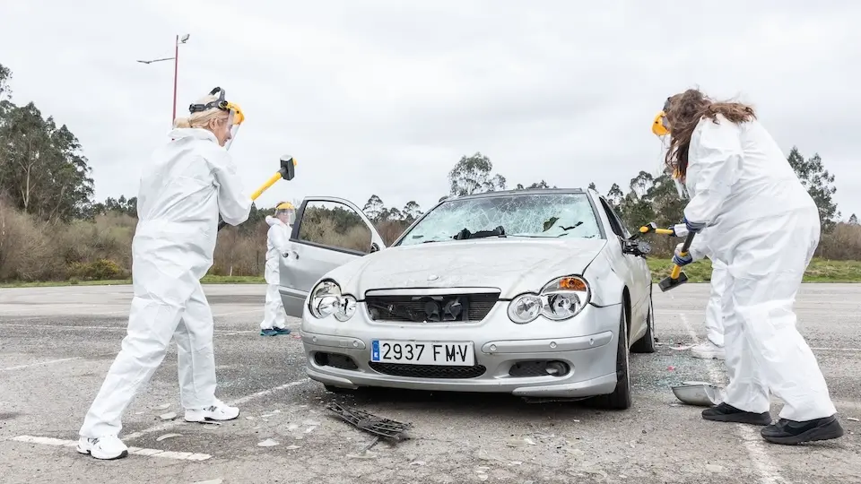 actividade de destructoterapia en Carballo polo 8M cun coche