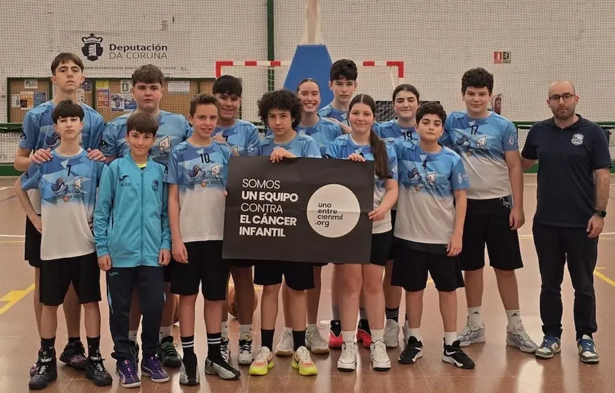 A familia do&nbsp;ACB Costa da Morte meteulle unha canastas ao Cancro Infantil 2