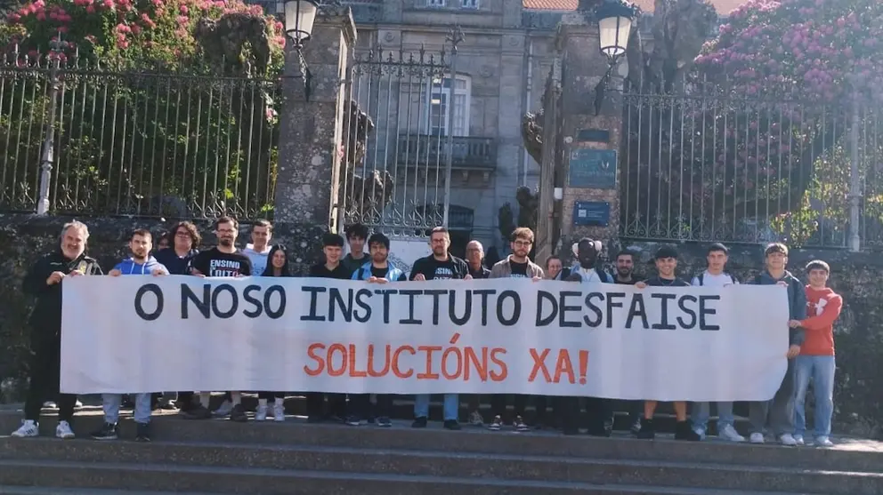 Almunado do IES Fernando Blanco esixindo melloras no centro