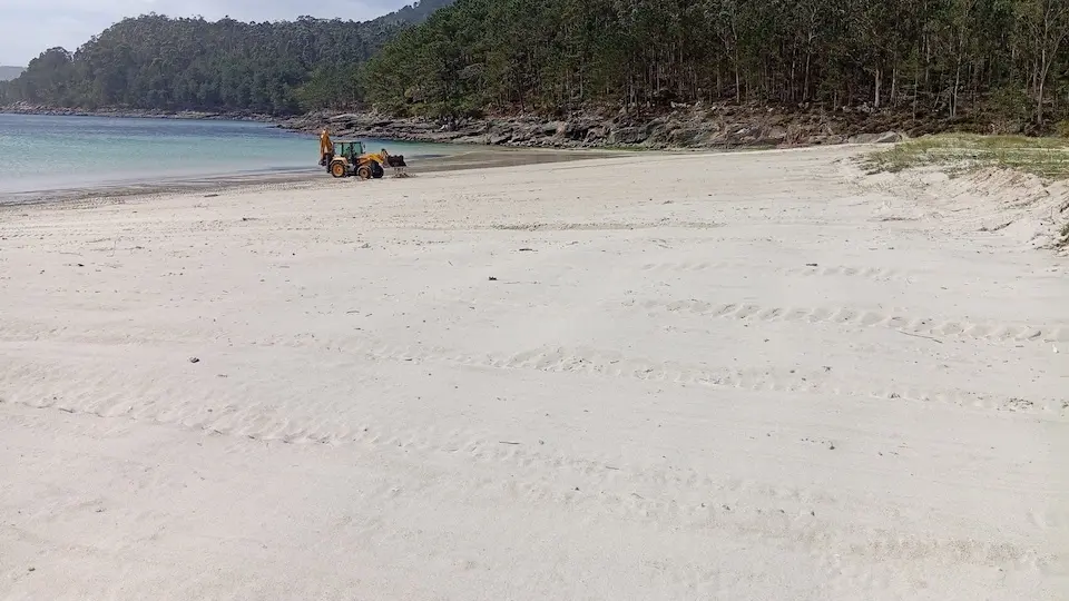 Limpeza mecanica nun areal de Muros