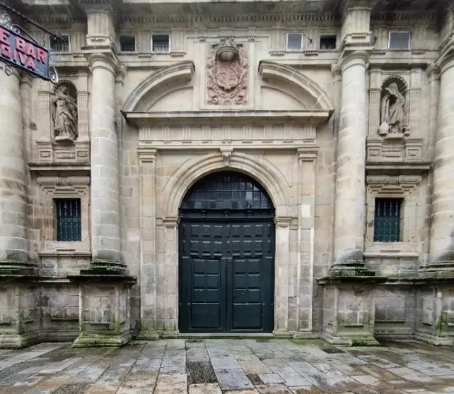 Porta de entrada ao mosteiro de Antealtares. Foto Luis Bermudez