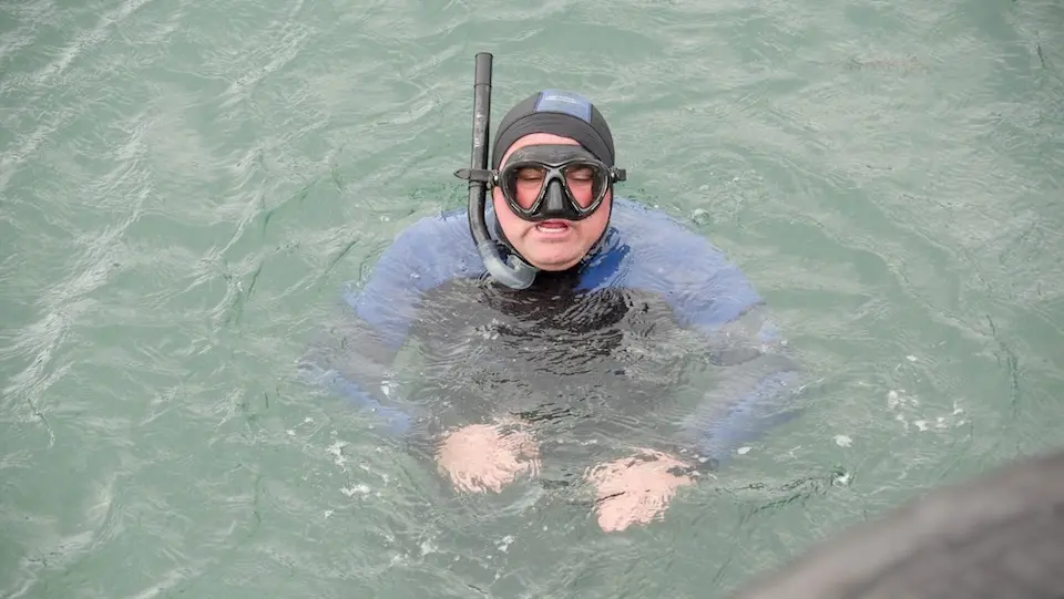 Mergullador na limpeza do fondo do porto de Camelle-Foto-Xurxo Rod