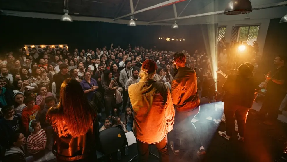 Histórica noite no Mercado de Abastos de Muros coa Banda do Peixe homenaxeando á memoria roqueira da vila