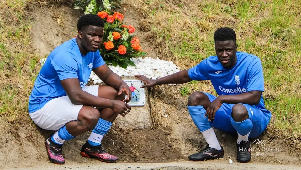 Alpha e MOhamed coa placa a Abdoulaye en Arlina-Foto-Marina Busto