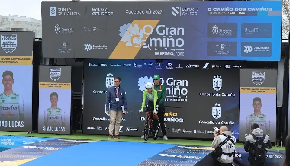 Imaxe da saida dun ciclista do Gran Camino na primeira etapa-Foto-XornaldaCoruna