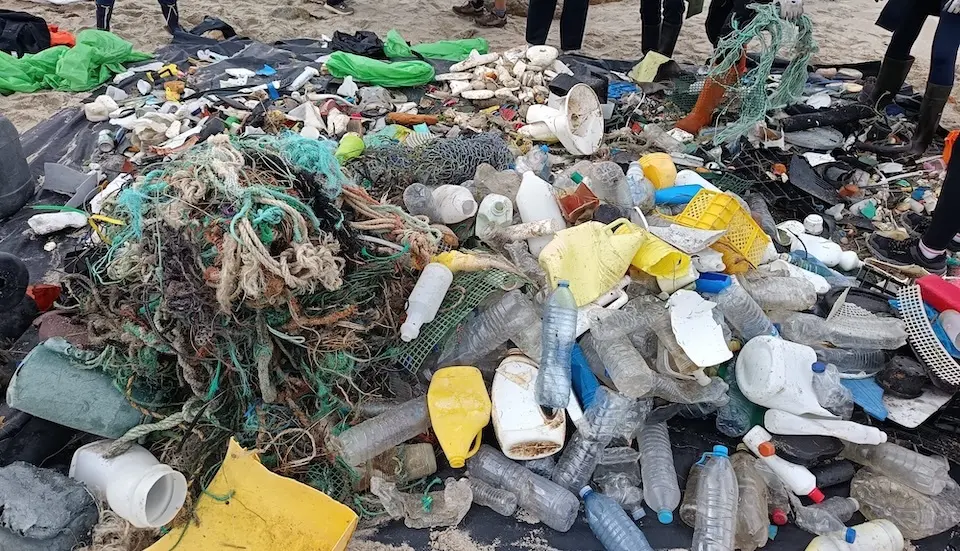 Marea de lixo retirado das praias de Lires e Nemina por Mar de Fabula