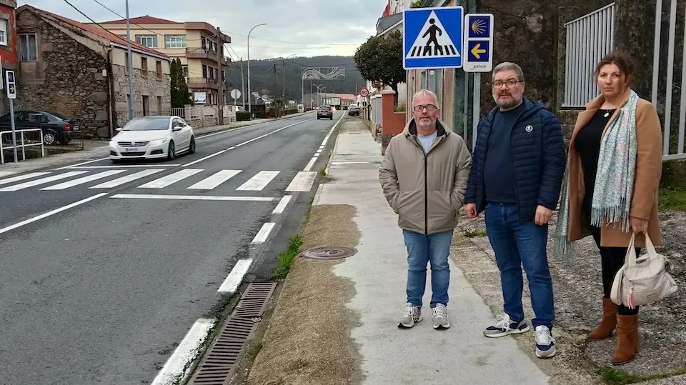  concelleiros Serxio Domínguez e Montse Canosa e deputado Oscar Insua, a carón dun paso de peóns na Avenida Fernando Blanco de Cee.