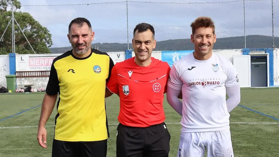 Bruno Mendez con RUben Forjan e Mendienta no partido solidario cos lumes