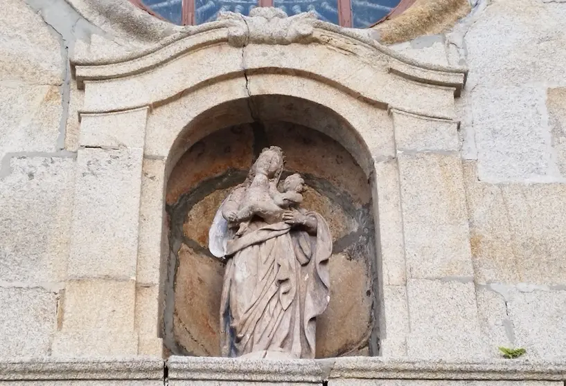 Virxe das Eiroas, na fachada da igrexa de Rus copia