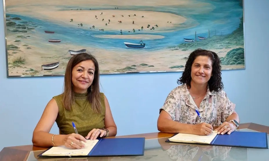 a Conselleira Maria Villaverde coa presidenta das mariscadoras do Anllons Ines Garcia