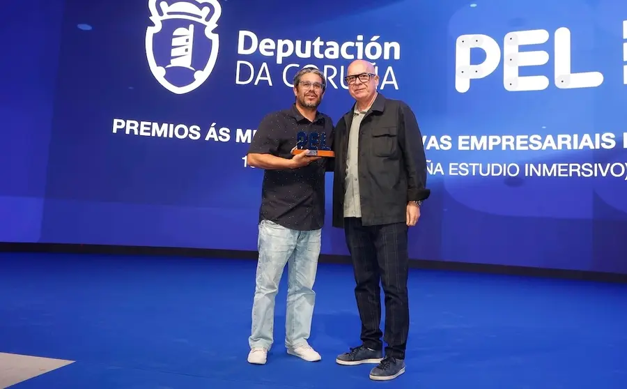 Ubaldo de Que pasa na costa con Xose Regueira recollendo o Premio PEL da Deputacion 
