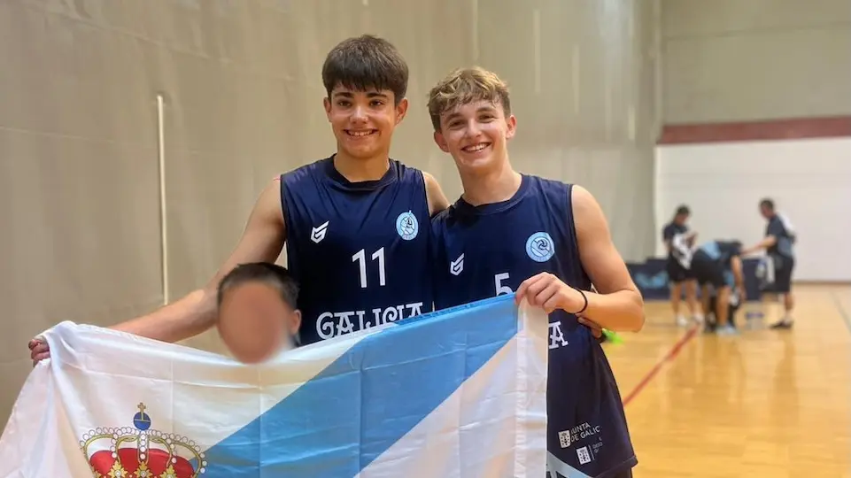 Os fisterráns do Volei Dumbría Brais García e Mateo Martínez coa Seleccion galega