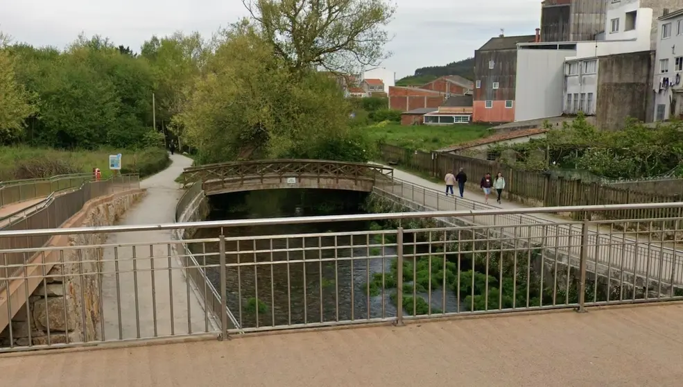 Imaxe do rio Anllons ao seu paso por Carballo en abril