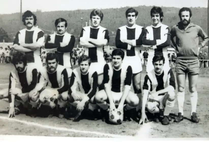 Tajes, Andrés, Barbazán, De la Torre, Salle, Manolo; Alejandro, Carballo, Palazón, Eduardo, Tuto (arquivo do Outes F. C.)