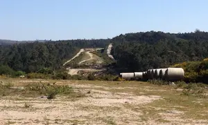 O movemento de terras xa est&aacute; realizado dende hai m&aacute;is dunha d&eacute;cadas. Esta &eacute; a vista dende a AC-432, a altura de Pasarela, onde remata o novo treito, nunha foto realizada en 2017