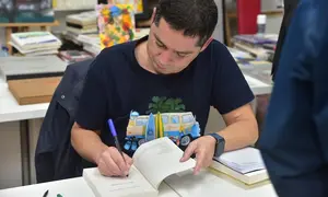 Modesto Fraga asinando libros no Foro Espiral Maior de Carballo-Foto-Ronquete