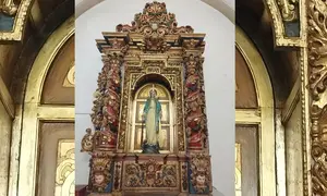  imaxe da Virxe Milagrosa de Entrecruces, en Carballo, colocada no seu retablo 2