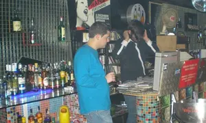 Pablo Fraga picadiscos residente e Quique Fábrica  pinchando no 2006 no PUb Stereo da laracha