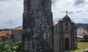 Imaxe da igrexa de Santa Baia de Castro, en Coristanco
