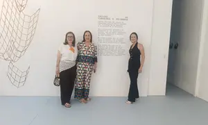 Sandra Insua, Encarna Liñeiro e a directora da Mostra, Dolores Lema, estiveron onte en Madrid, na Galería Belmonte, na presentación ao público que organizou a firma de moda xuvenil.