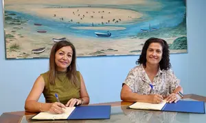 a Conselleira Maria Villaverde coa presidenta das mariscadoras do Anllons Ines Garcia