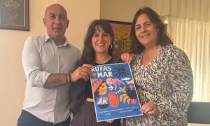 O alcalde de Muxía, Javier Sar, a tenente de alcalde e concelleira de Cultura e Festas, Sandra Vilela, e a técnica municipal de Cultura, Miriam Caril, Presentacion Mercado das Rutas do Mar Muxia 2026