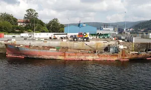 Instalacions de desmantelamento naval de BrokenBoats no porto de Brens en 2024