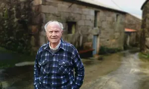 Pepe do Fieiro diante da casa na que naceu no Ezaro