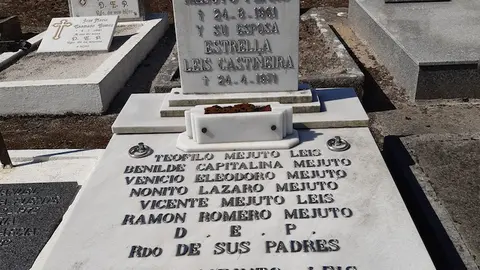 Lapida de Manuel Mejuto Penas e Estrella Leis Castineira