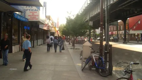 A liña elevada do metro, co seu ruído constante, marca a barriada de Astoria