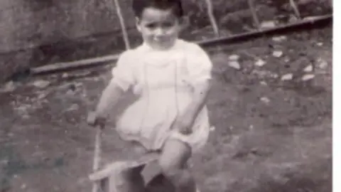 O Triciclo de Manuel Suarez en Tines-Vimianzo