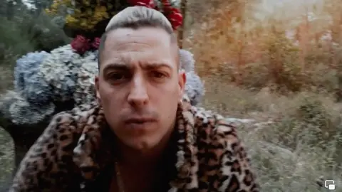 Minos do Duo Minusculo no himno do Rompetino Jums