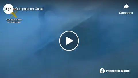 Inspeccionando o narcosubmarino de Camarinas-Muxia