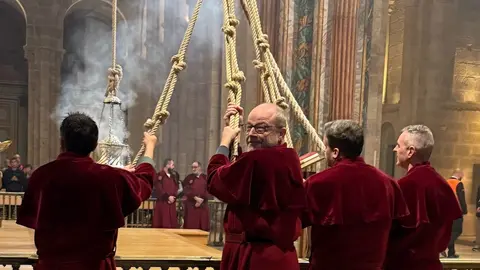 Steffen Pfeiffer tiraboleiro Fisterra no botafumeiro da catedral de Santiago