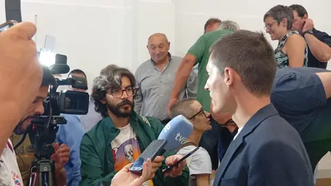 Luis Insua atendendo a prensa na mocion de investidura como alcalde de Fisterra