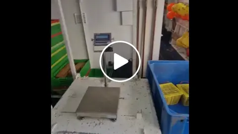 Pesando un kilo de zucre no mar