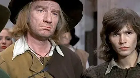 Fernando Fernán Gómez e Juan Ribó, nos papeis de pícaros, nunha escea da serie el Picaro