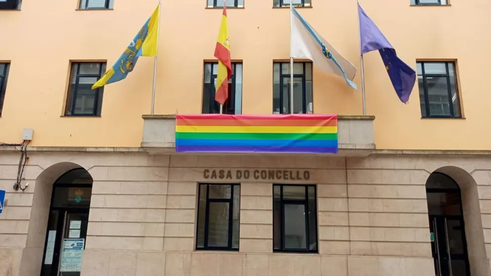 Casa do Concello de Malpica ca bandeira multicolor