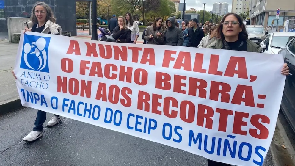 Familias de Muxia na manifestacion do profesorado contra os recortes no ensino