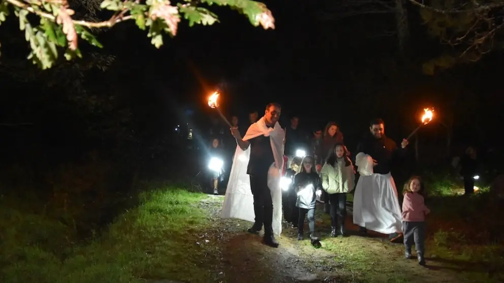 Rolda da Santa Compaña no Samain no Campo de Cortes-Xose Sendon Caamano