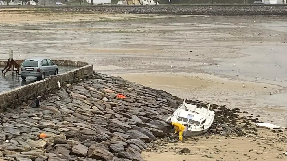 Outro barcos as pedras en Corcubion