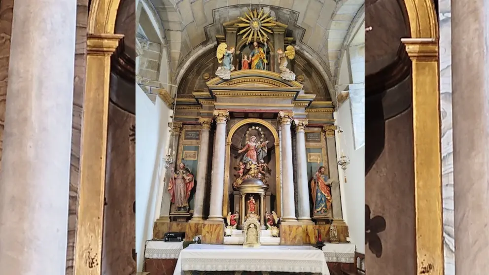  foto do actual retablo da igrexa de Rus, onde foi sepultada Antonia Rodríguez da Rama, esposa do pintor Ignacio Tiburcio Freire