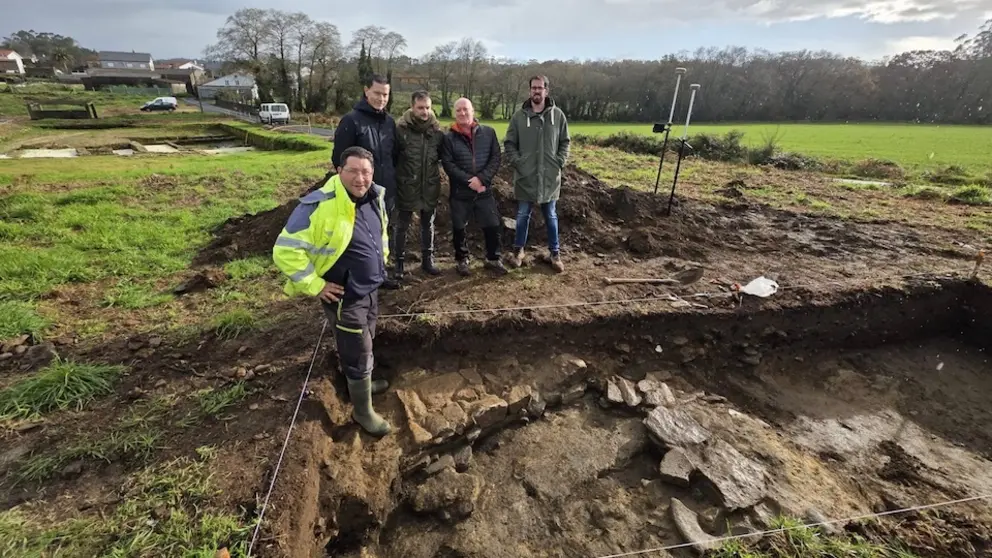 Ilustración 1 Membros do INCIPIT-CSIC visitando as escavacións arqueolóxicas en Brandomil