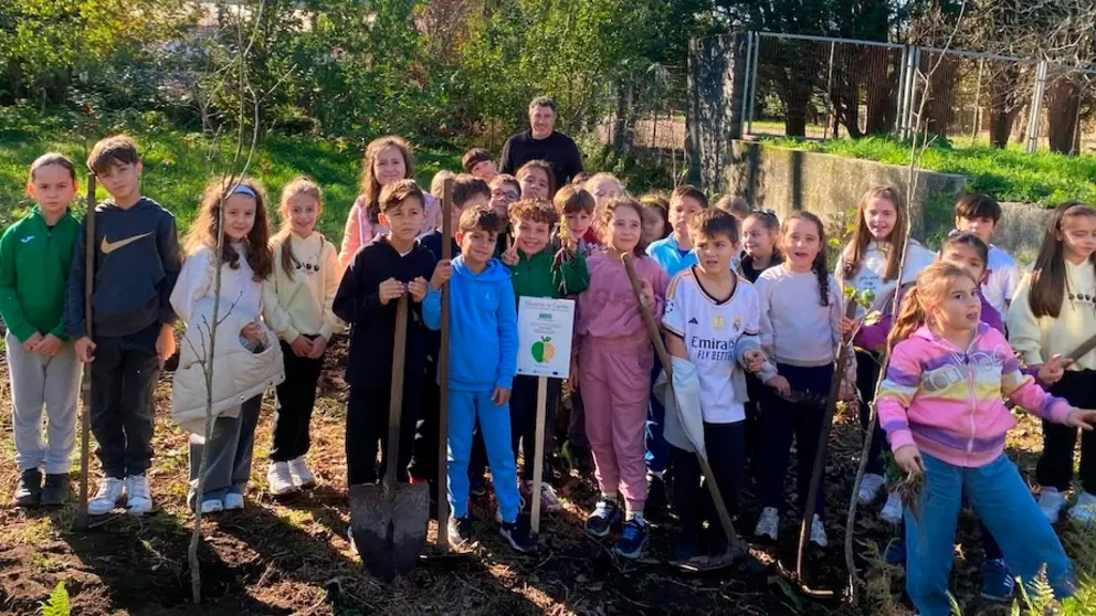 Rapaces de Muros plantando Maceiras no Camino