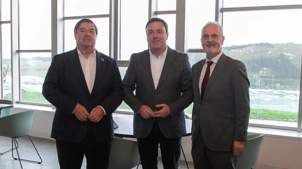 Julia Abalde Valentin Gonzale Formoso e Julio Castro no Parador de Muxia