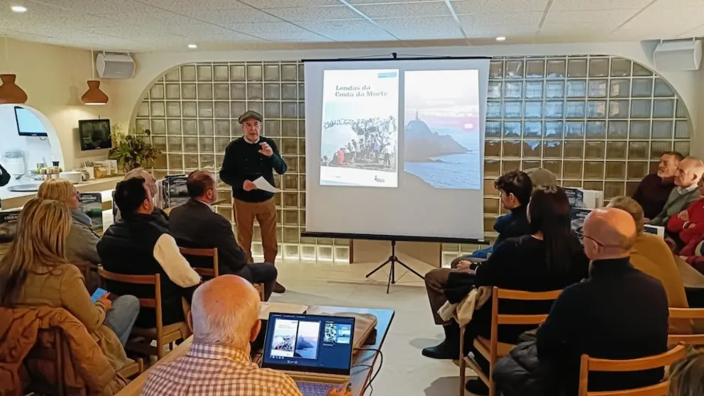 Xan Fernandez Carrera presentando a nova guia da Costa da Morte